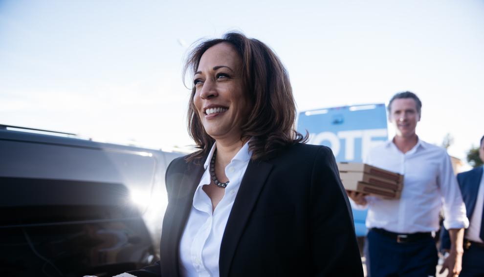 Kamala Harris, junto con el gobernador de California, Gavin Newson.