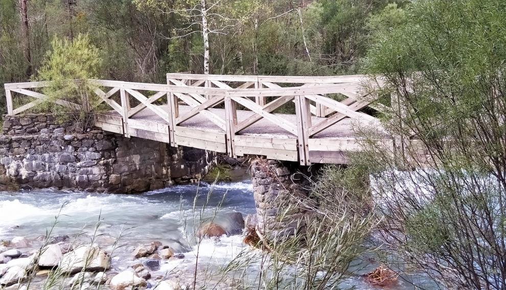 Una riada de este otoño ha dañado el puente del Fresno, en el valle de Ordesa, que usan tanto senderistas como los vehículos de los trabajadores del Parque para labores de mantenimiento.