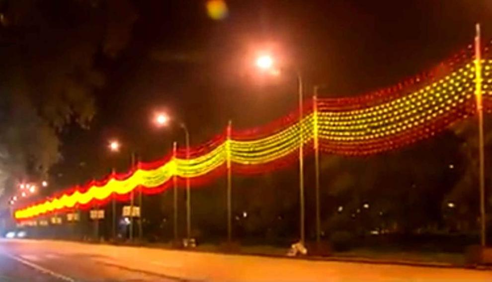 Pruebas de iluminación de la controvertida bandera de España en Recoletos.