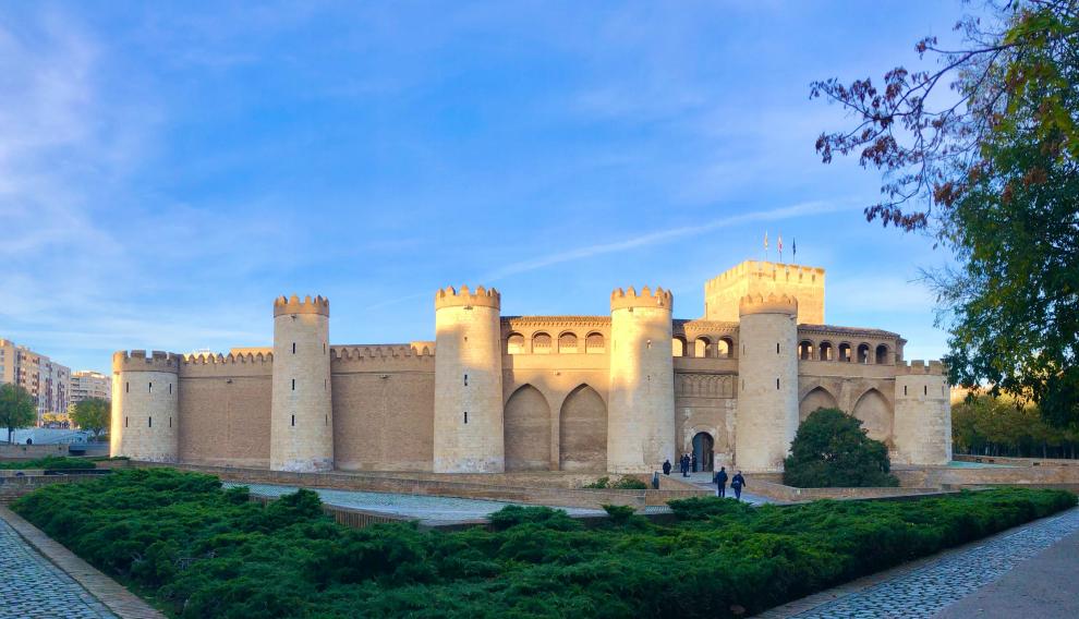El Palacio de la Aljafería amanece sin coches este martes.