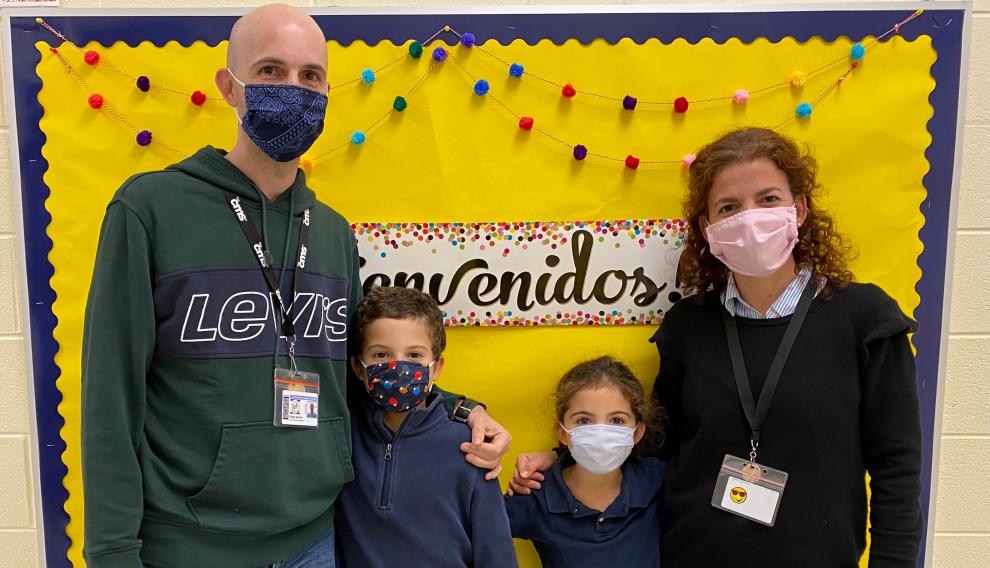 Diego García y Loreto Choliz con sus hijos, en el Collinawood Lenguage Academy, en Charlotte (Carolina del Norte)
