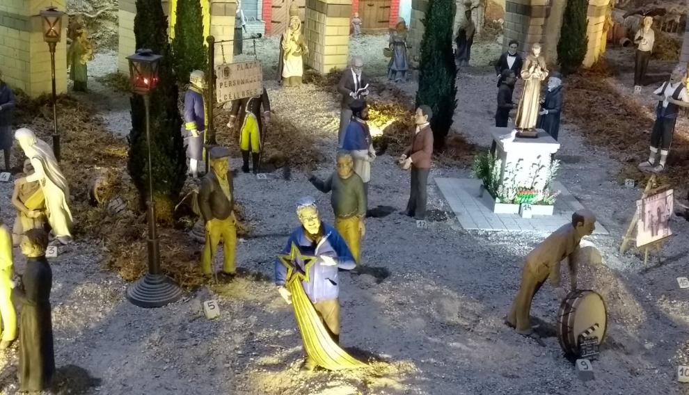 Manolo Campo, con la estrella de Navidad, en la Plaza de Personajes Célebres del Belén.