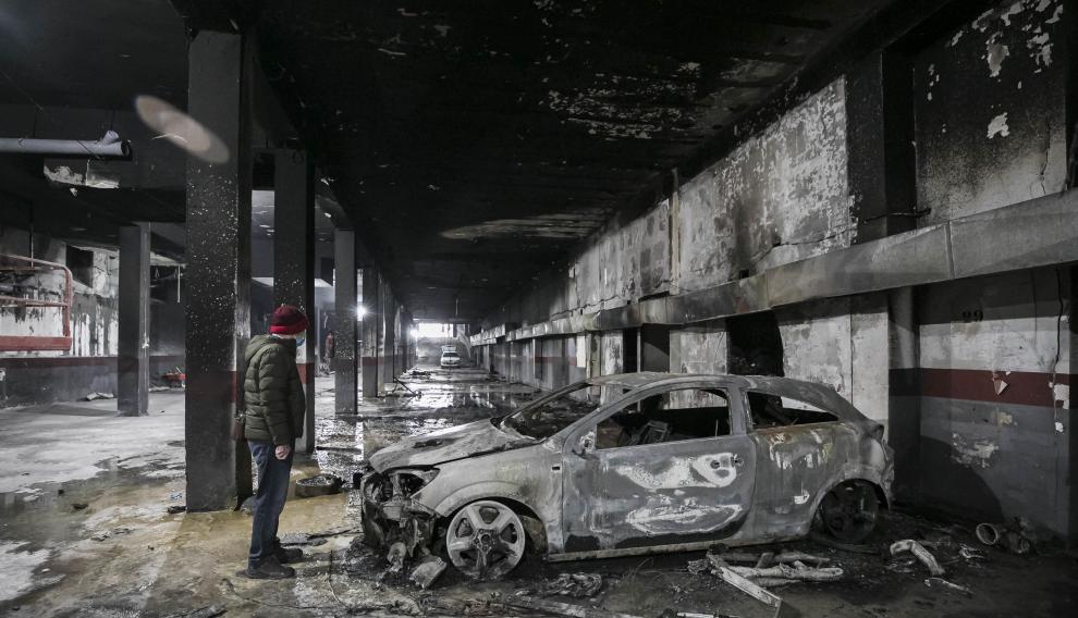 Estado del garaje, donde un incendio calcinó varios vehículos y destrozó las tuberías.