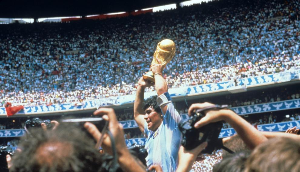 Maradona, con la Copa del Mundo tras derrotar la selección argentina a Alemania por tres goles a dos, en la final el 29 de junio de 1986 disputada en el estadio Azteca en Ciudad de México (México).