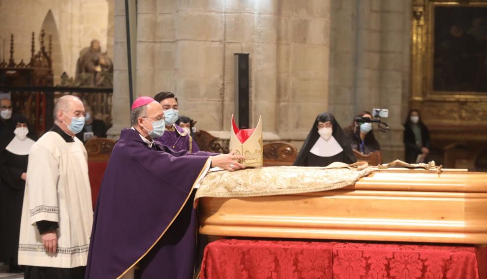 El obispo de Huesca colocó una casulla y una mitra en el féretro. También se le impuso el báculo pastoral y el evangelio.