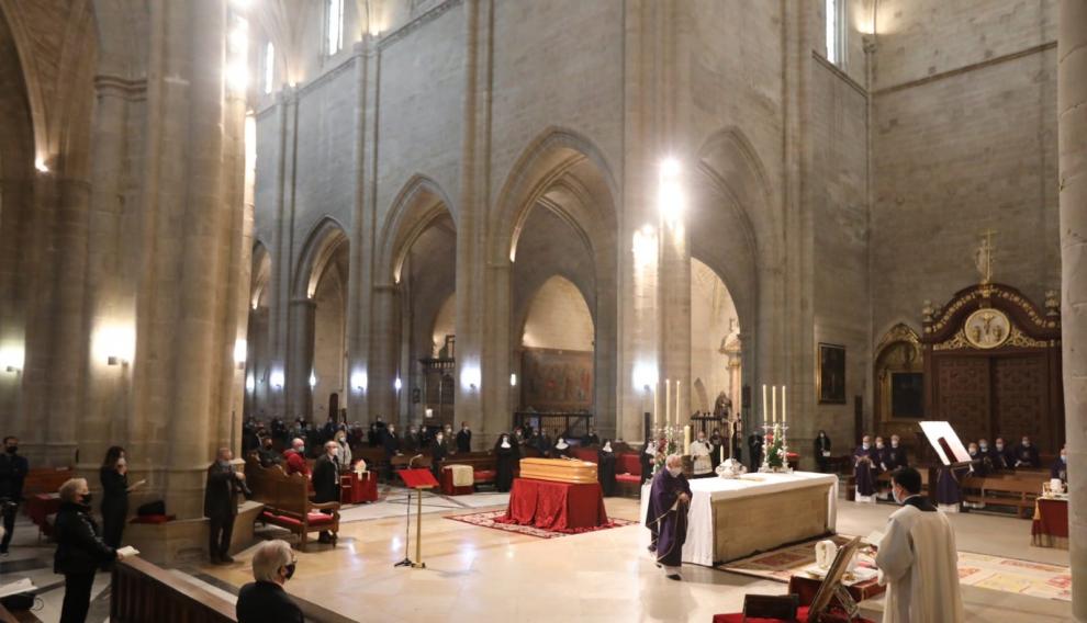 Sobre el féretro se colocó el evangelio, una casulla y una mitra y se le impuso también un báculo.