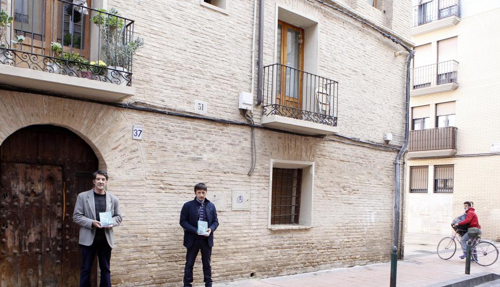 Julio Bernués y Pedro J. Miana, ante la casa donde vivió María Andresa.