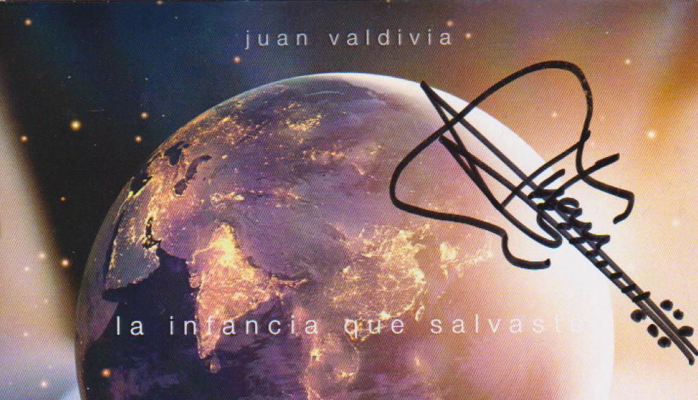 El disco La infancia que salvaste, firmado de puño y letra por Juan Valdivia.