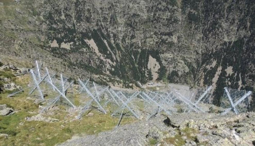 Barreras de retención de la nieve en la montaña.