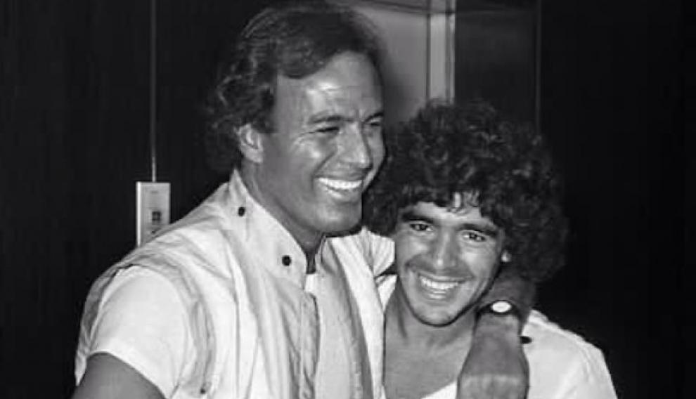 Julio Iglesias y Diego Armando Maradona, en la foto con la que el cantante se ha despedido del futbolista en redes sociales.