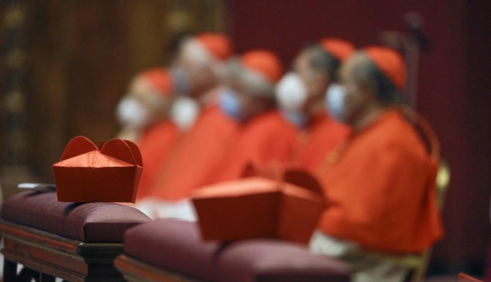 El papa Francisco celebra la misa en la basílica de San Pedro ante los nuevos cardenales.