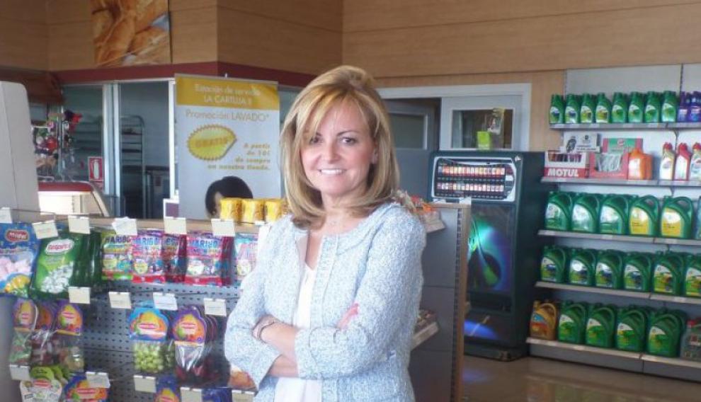 Pilar Soto, en la tienda de su gasolinera situada en la carretera de Logroño.