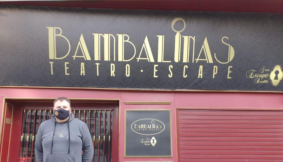 Mario Montañés, ante la puerta principal de la antigua sala Oasis, ahora denominada 'Bambalinas Teatro Escape'