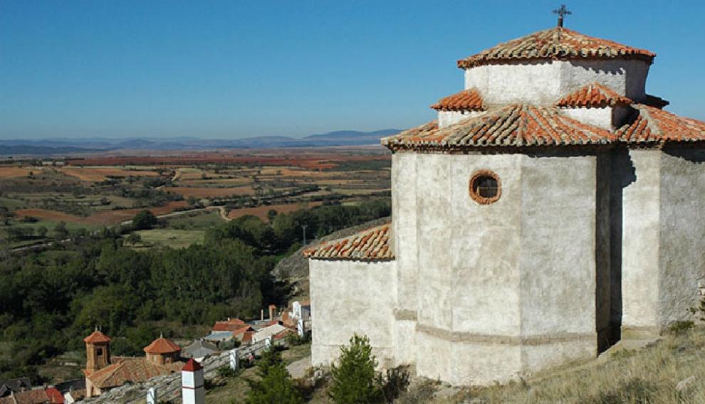 Una de las rutas del Jiloca para por la ermita del Santo Sepulcro de Lagueruela.