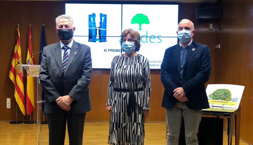 Presidente de Atades, Jesús Soto; Presidente de las Cortes de Aragón, Javier Sadá; y gerente de Atades, Félix Arrizabalaga
