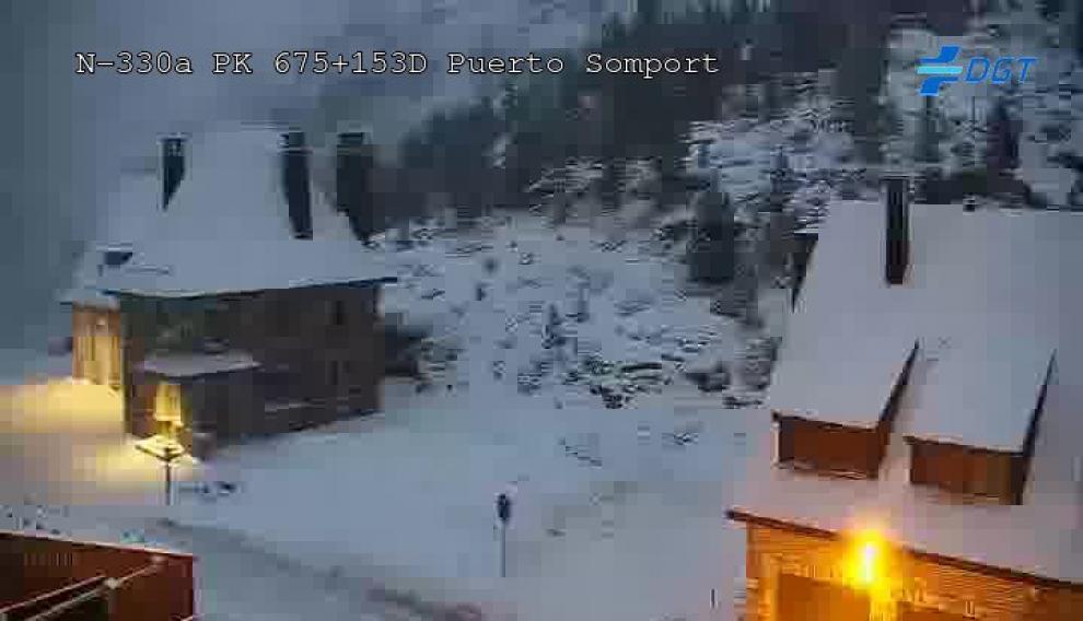 Una imagen del Somport nevado, en la madrugada de este viernes.