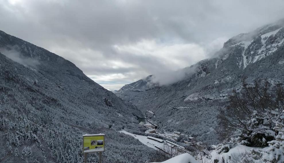 Vista de Canfranc, que ha despertado este sábado rozando los 5 bajo cero tras la intensa nevada del viernes.