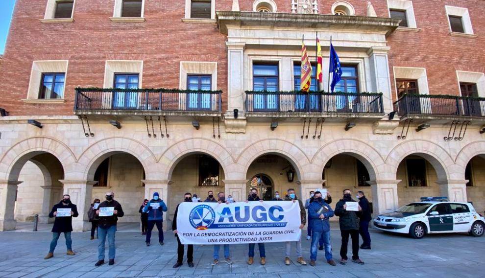 Los miembros de la AUGC se han concentrado delante de la Subdelegación del Gobierno de Teruel guardando las distancias y el resto de medidas establecidas para la prevención del contagio por la covid-19.