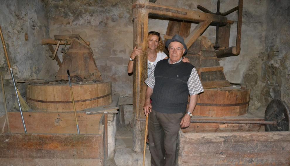 Vicente y Amparo Altabás, en su molino de harina de Cantavieja.