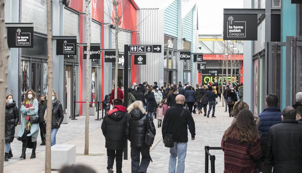 Las bajas temperaturas no han hecho desistir a las muchas personas que este martes festivo han llenado los centros comerciales de la ciudad. En Torre Outlet hubo algunas retenciones en los accesos pero en el interior del centro la movilidad era fluida.