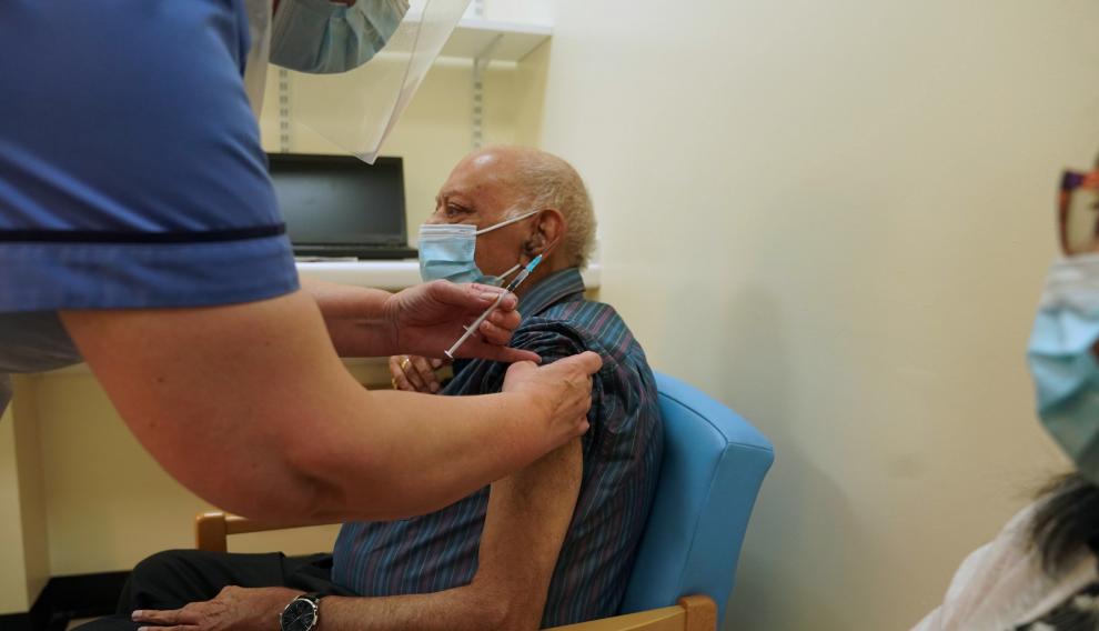 Newcastle (United Kingdom), 08/12/2020.- Retired nurse Suzanne Medows (left) speaks to Hari Shukla (C), 87, and his wife Ranjan before he receives the first of two Pfizer/BioNTech Covid-19 vaccine jabs at the Royal Victoria Infirmary in Newcastle, Britain, 08 December 2020. The UK started the largest immunisation programme in the country's history. Care home workers, NHS staff and people aged 80 and over will begin receiving the jab protecting against the SARS-CoV-2 coronavirus. (Reino Unido) EFE/EPA/Owen Humphreys / POOL UK starts coronavirus vaccinations