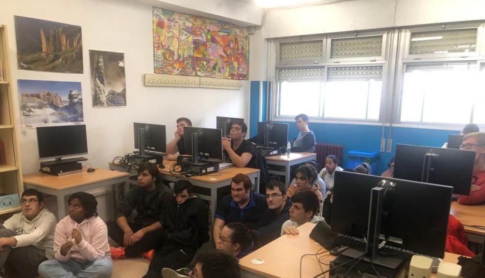 Alumnos y docentes de los Programas de Cualificación Inicial (PCI), en la biblioteca
