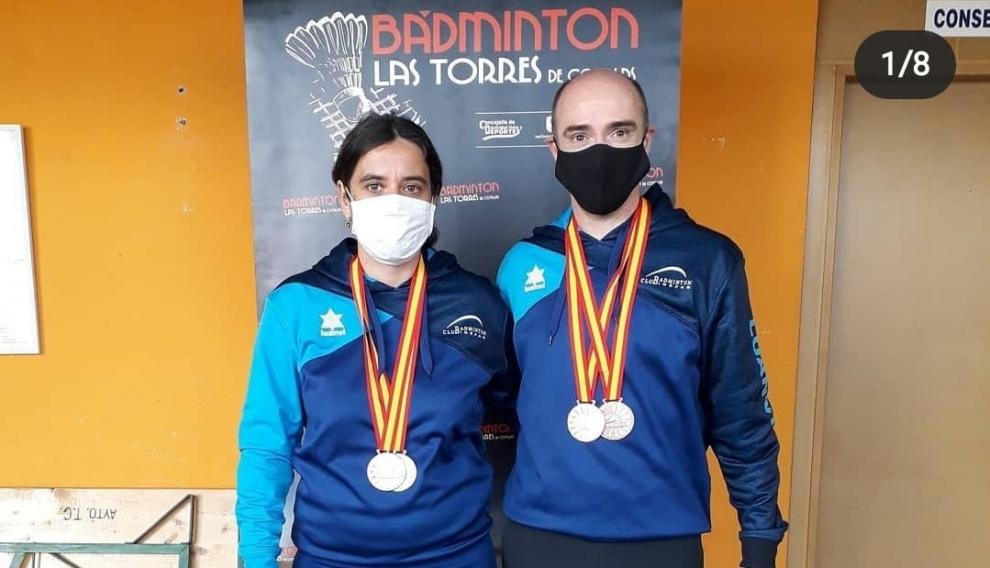 Los componentes del Club Bádminton Binéfar, Belén Foj y Eduado Marco