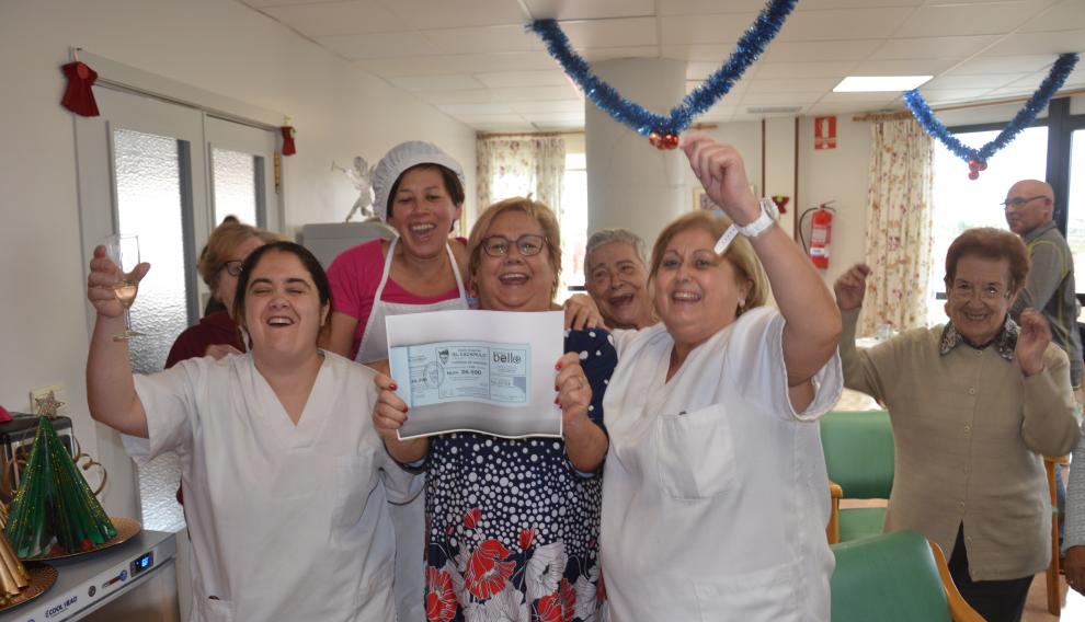 Pilar Magrazó, gerente de la residencia de Alcañiz, celebra el premio de 2019 con las empleadas.