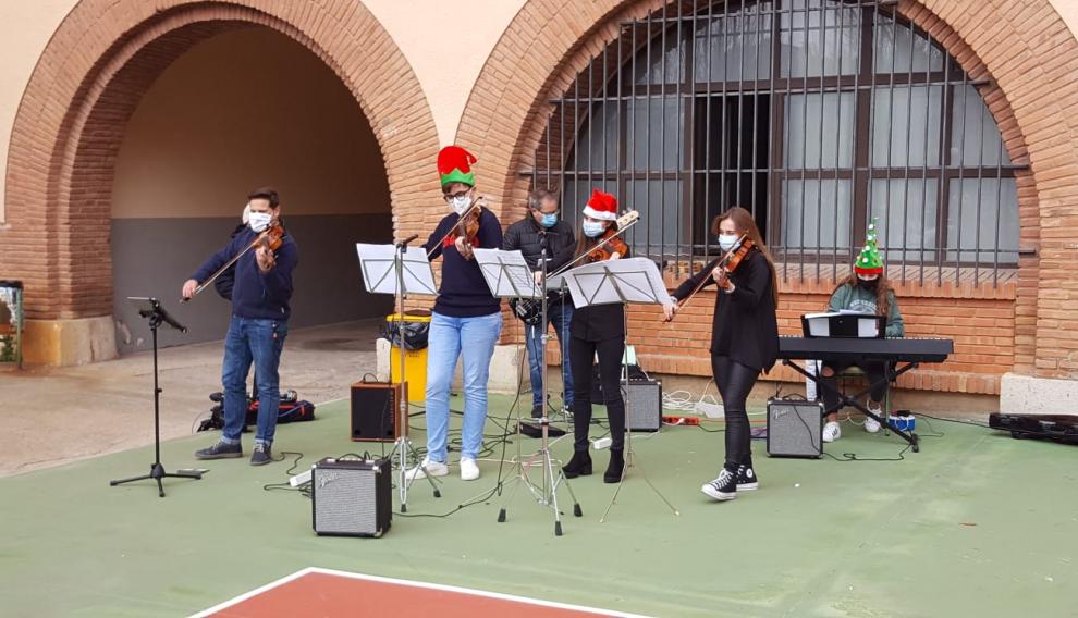 Alumnos y profesores han protagonizado un concierto conmemorativo en el patio.