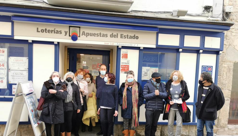 Premiados en Jaca con el quinto premio lo celebran a las puertas de la administración.