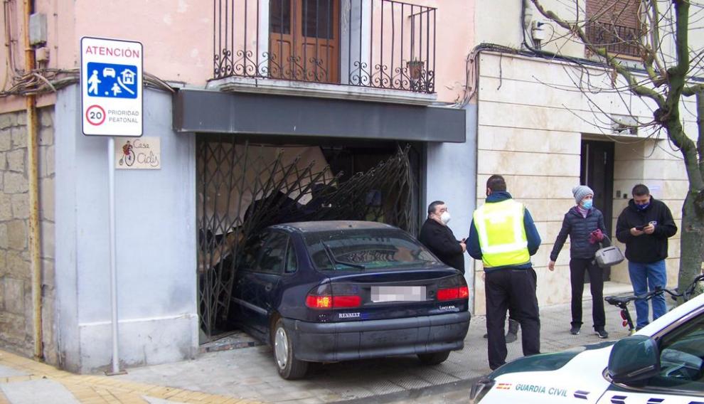 Una imagen del accidente en una céntrica calle de Graus, donde no ha habido que lamentar heridos.