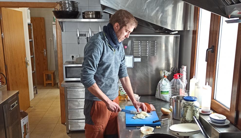 Mario Martínez, guarda del refugio los Ibones de Bachimaña, preparando la comida de Navidad para él y para su compañero, Alberto Sánchez.