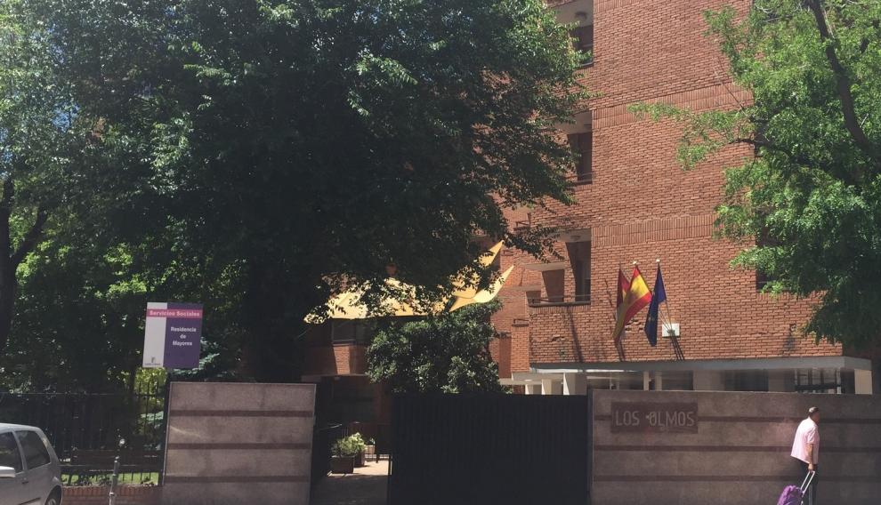 Empleados y residentes del centro de mayores 'Los Olmos', expectantes y orgullosos de ser los primeros en recibir la vacuna.