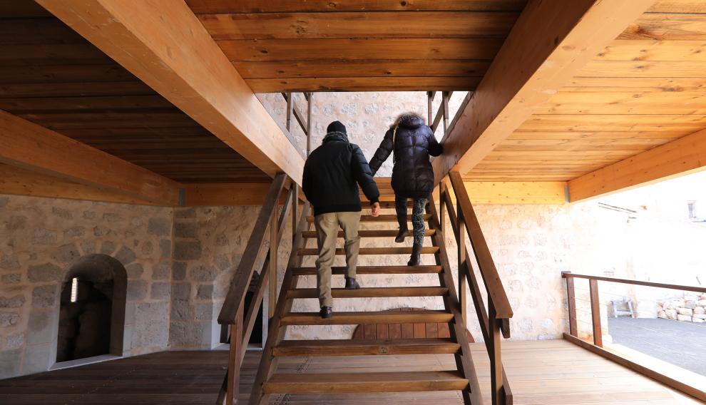Interior de la torre, con uno de los forjados reconstruidos y la escalera de comunicación interior.