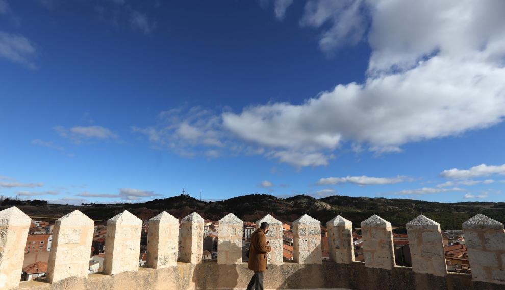 Un vecino se asoma desde la terraza de la torre de la Bombardera de Teruel.