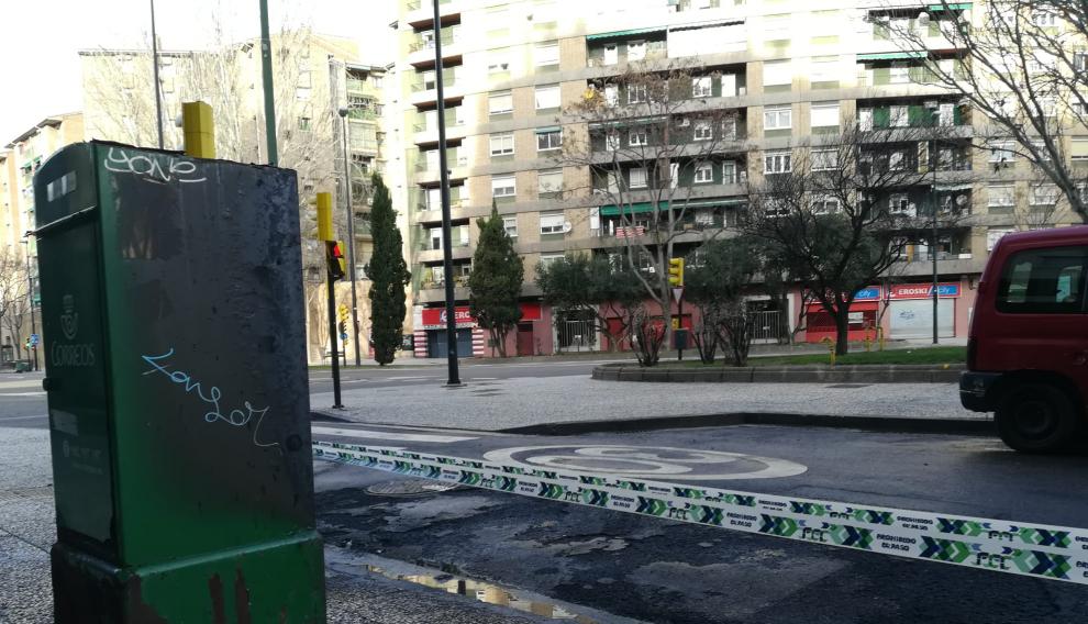 Contenedores calcinados a la entrada de la calle de Alvira Lasierra, junto al Parque Bruil de Zaragoza.