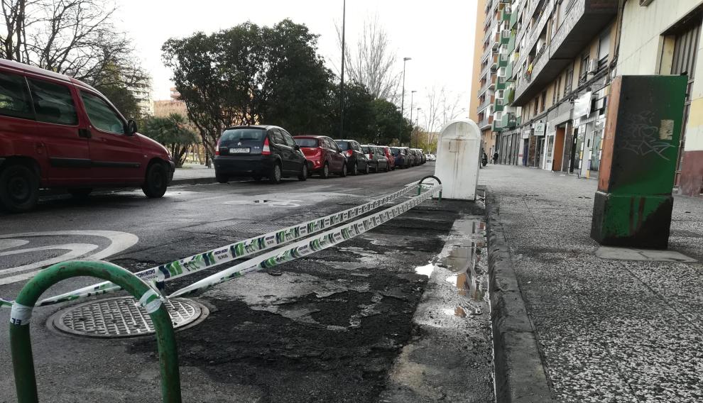 Una imagen de los restos del incendio de cuatro contenedores en el centro de Zaragoza.