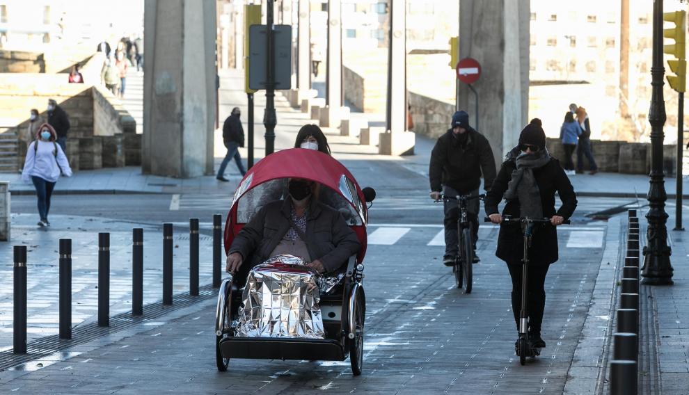 Paseo en 'rickshaw' o triciclo en Zaragoza por La Ciclería.