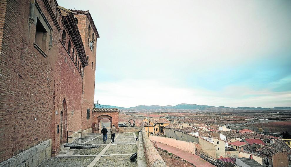 Santa Tecla domina el paisaje de Cervera de la Cañada desde lo alto del pueblo.