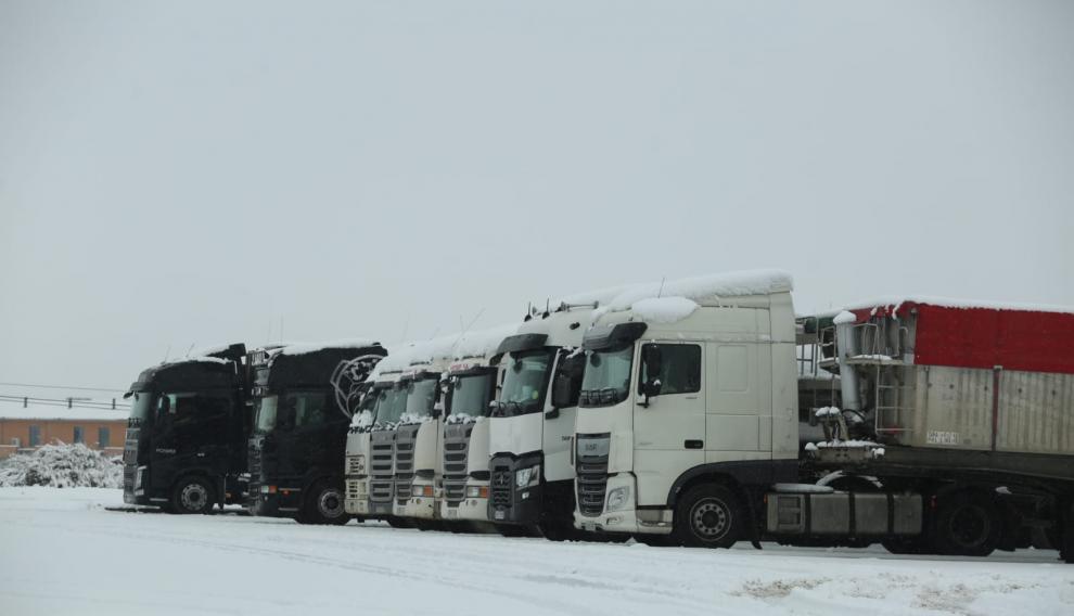 Camiones embolsados en la provincia de Huesca por la nieve y el temporal Filomena.