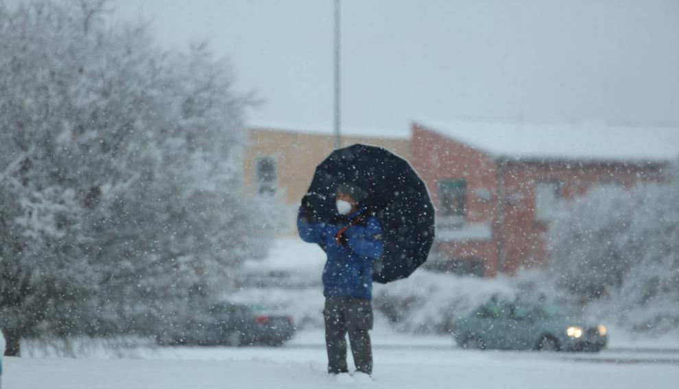 La nevada ha dejado de momento entre 5 y 10 centímetros pero los copos siguen cayendo durante la mañana.
