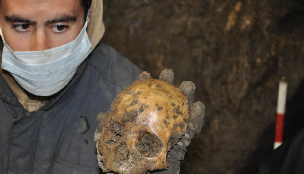 Detalle de la ‘máscara’ hallada en la cueva