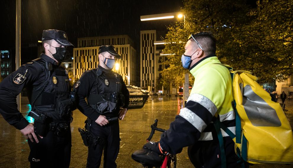 La Policía controla en Zaragoza el cumplimiento de las restricciones.