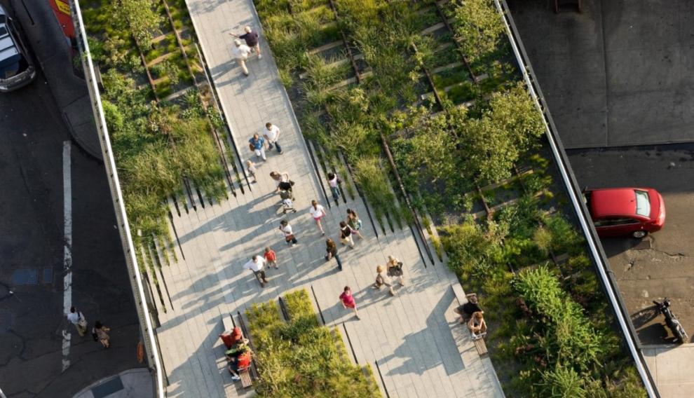 Imagen cenital del parque construido sobre vías en Nueva York.