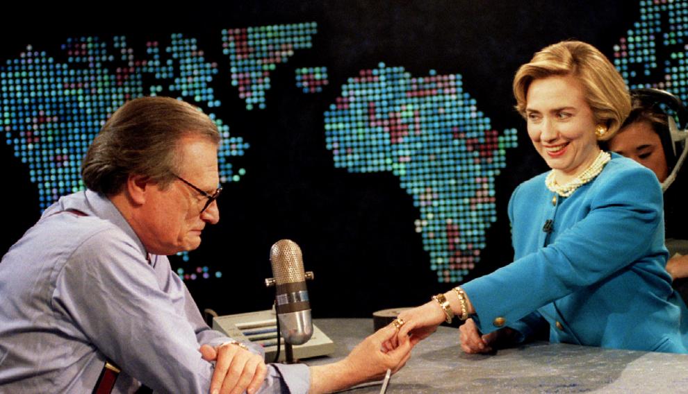 Larry King observa la sortija de Hillary Clinton, en una entrevista en 1994.