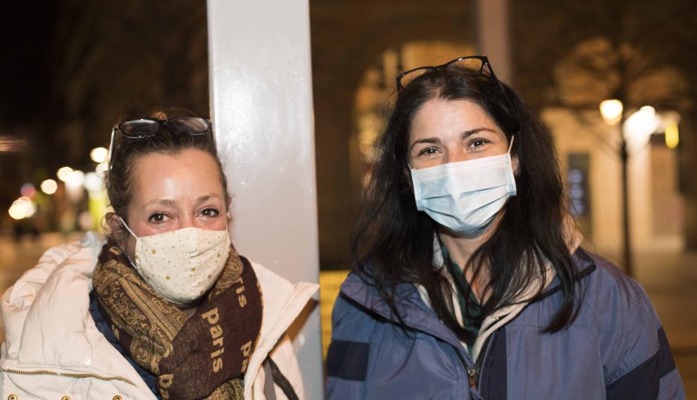 María Pilar Beltrán y Beatriz López, trabajadoras de un supermercado que salen de trabajar.