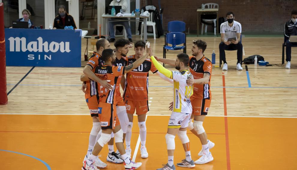 Partido de Superliga de voleibol entre CV Teruel y L,Illa Grau de Castellón en el pabellón Los Planos