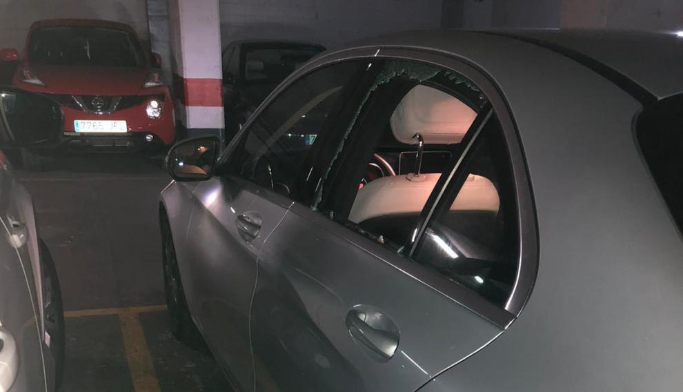 Uno de los coches afectados por el robo en un garaje de la calle Cortes de Aragón.