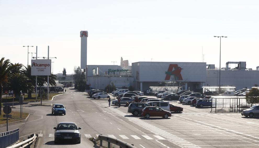 Controles para el cumplimiento de las restricciones y compras en el Alcampo de Utebo.