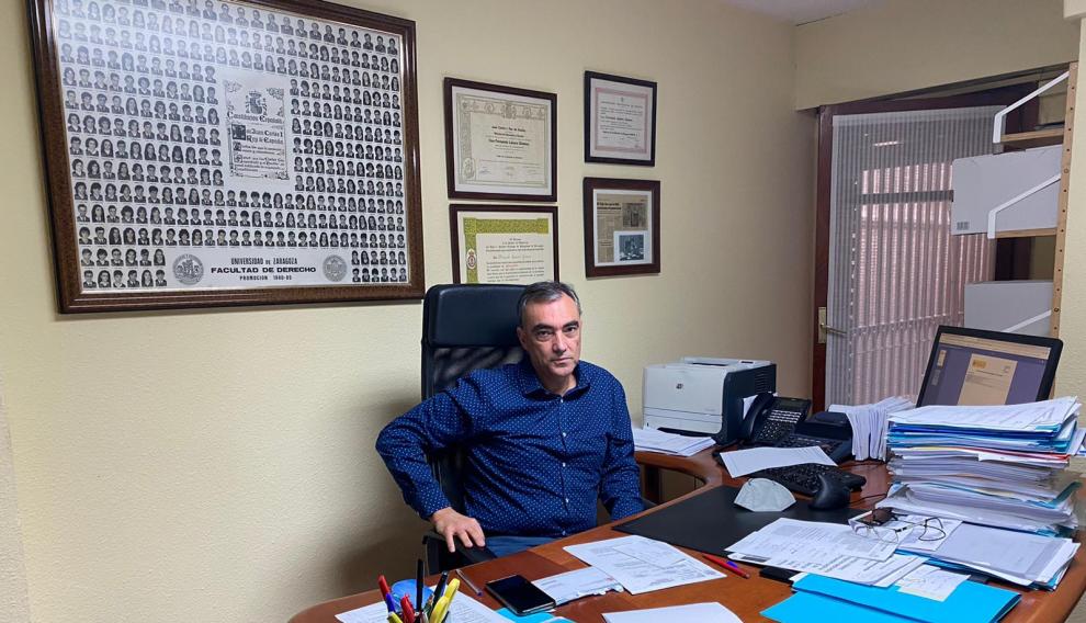 El abogado Fernando Lázaro, en su despacho situado en César Augusto.